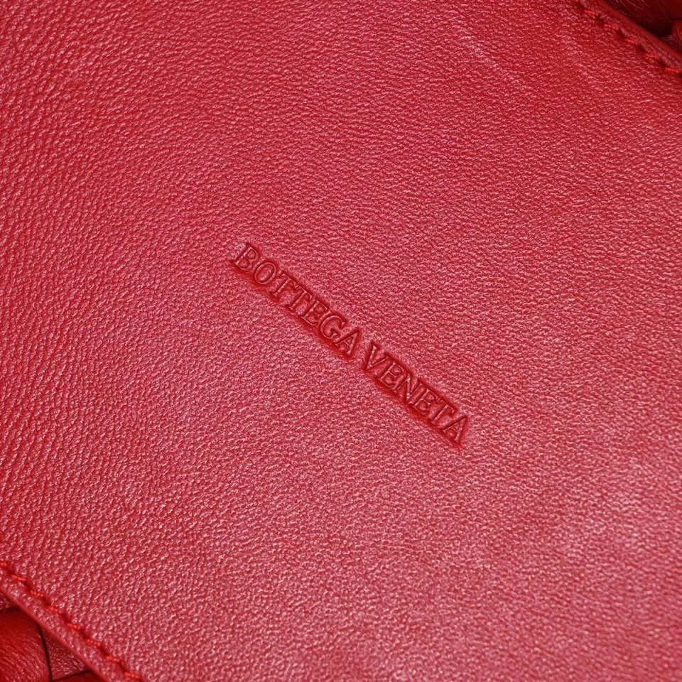 Batch 1560 Hello everyone, I have a new name, it’s called the Cabat woven Mini vegetable basket model ~ it can finally be carried on the shoulder. It is based on the original bag type and adds a shoulder strap and it is detachable! It's equivalent to spending one dollar to buy two bags. As the ace cutie of BV family, I really have no choice but to buy one! This bag of ours is really exactly the same as ZP. You can look big with a small amount of money~ Original sheepskin: size: 20*16*13cm, model: 5211#